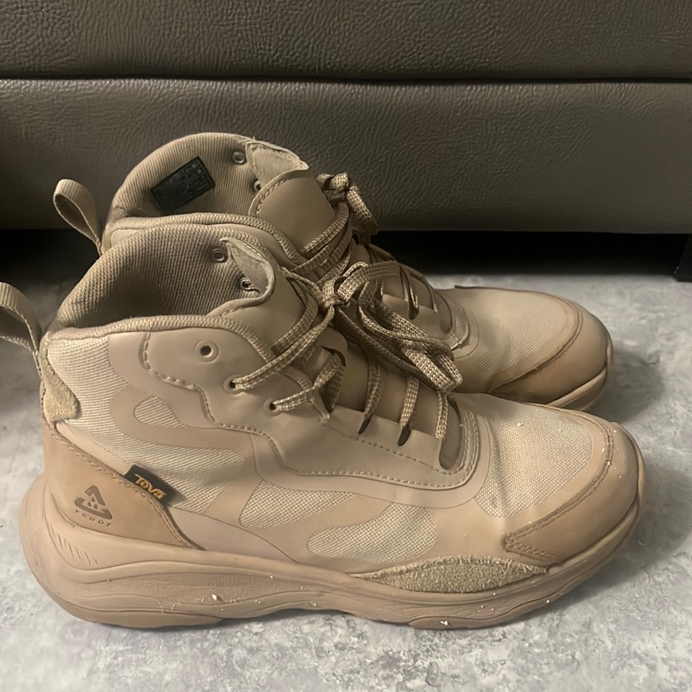 TEVA GEOTRECCA NUDE COLOR SIZE 9